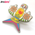 Promoción Pin Maker Cheap El más nuevo producto Metal Hard Enamel Kite Shape Laple Pin